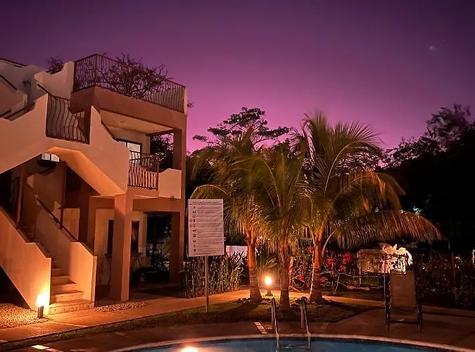 Сasa de vacaciones Charming With A Rooftop, Across Coco
