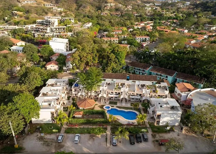 Charming With A Rooftop, Across Сasa de vacaciones Coco